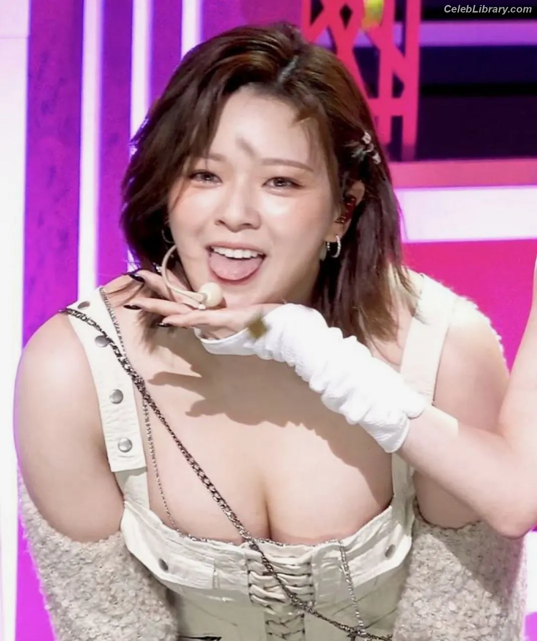 Jeongyeon (TWICE) photo 18 of 168