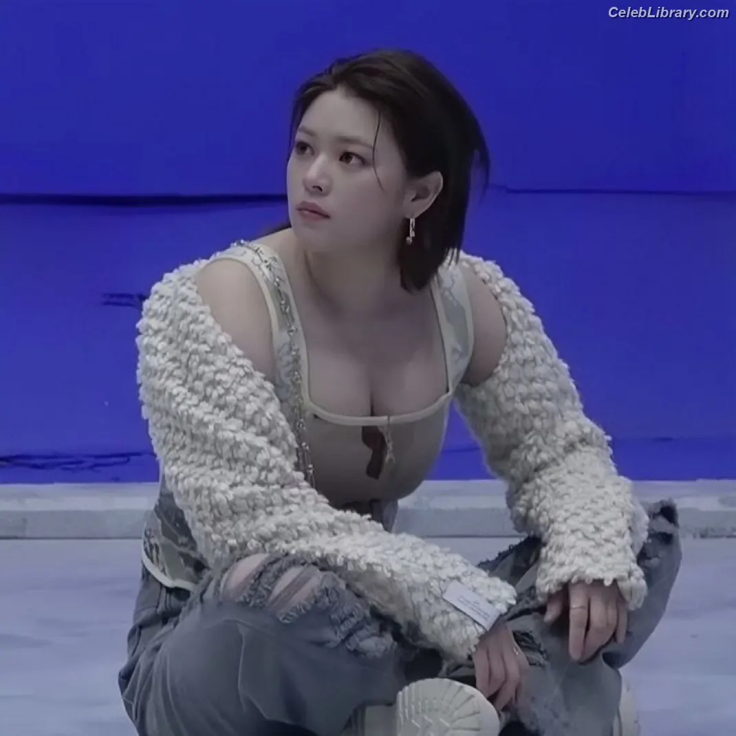 Jeongyeon (TWICE) photo 22 of 168