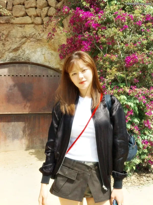 Jeongyeon (TWICE) photo 13 of 169