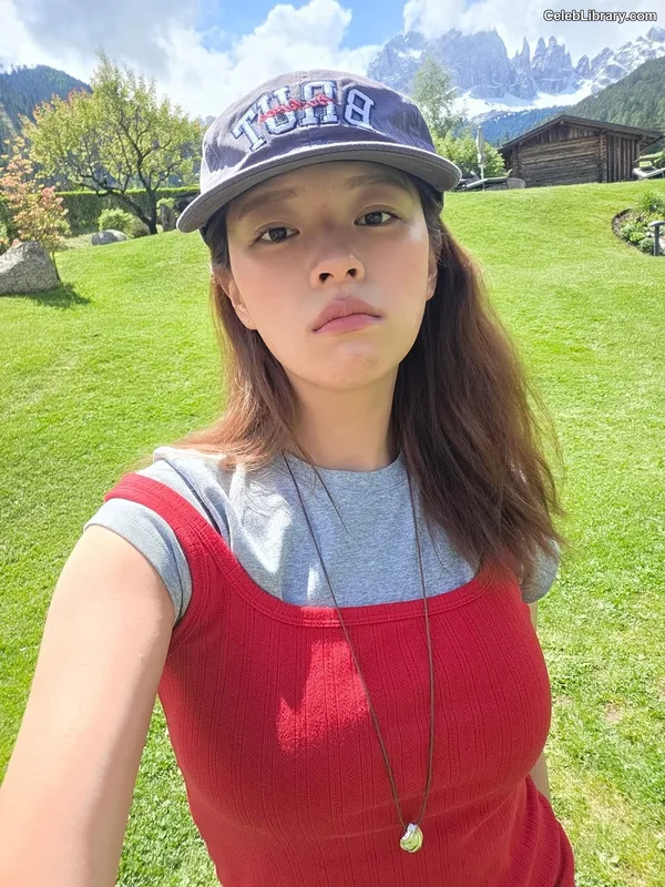 Jeongyeon (TWICE) photo 24 of 169