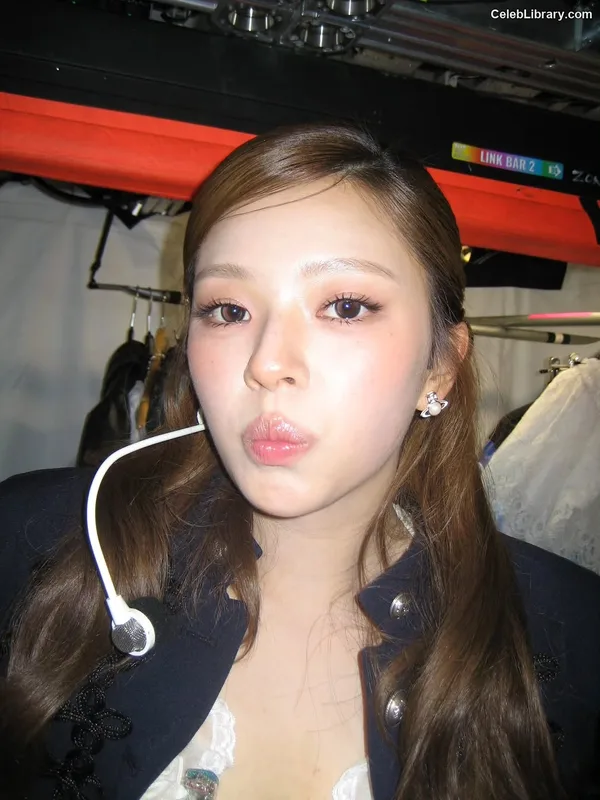 Jeongyeon (TWICE) photo 16 of 169