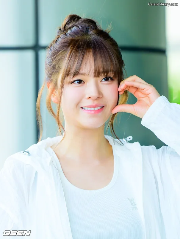 Jeongyeon (TWICE) photo 14 of 169