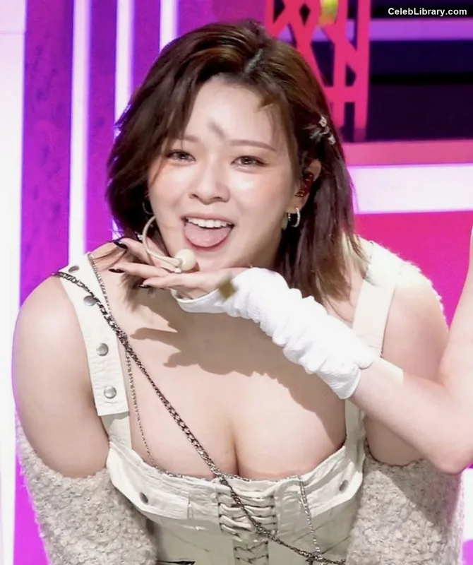Jeongyeon (TWICE) photo 18 of 169