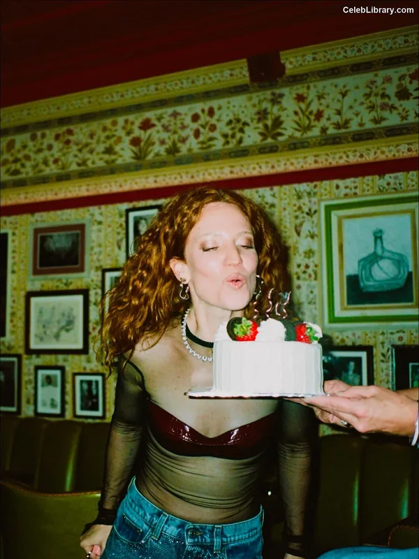 Jess Glynne photo 2 of 21