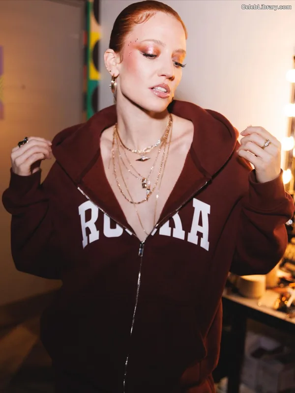 Jess Glynne photo 11 of 21