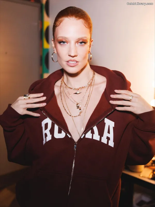 Jess Glynne photo 12 of 21