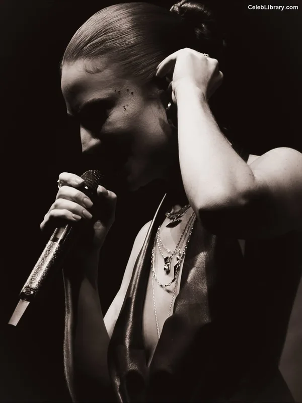 Jess Glynne photo 16 of 21