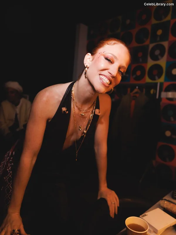 Jess Glynne photo 17 of 21