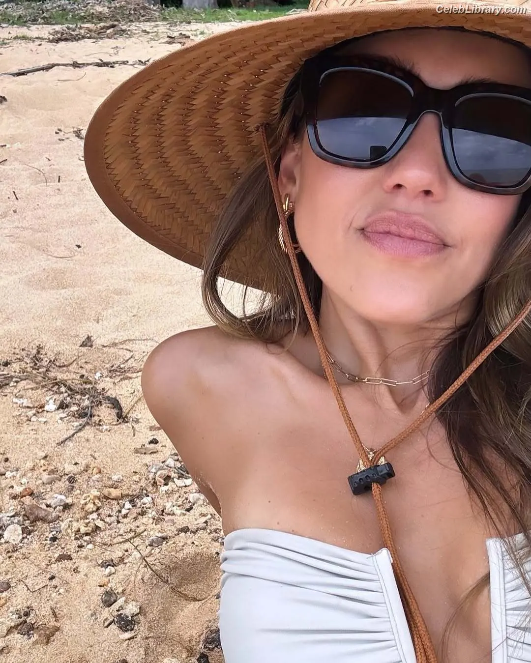Jessica Alba photo 1 of 1747