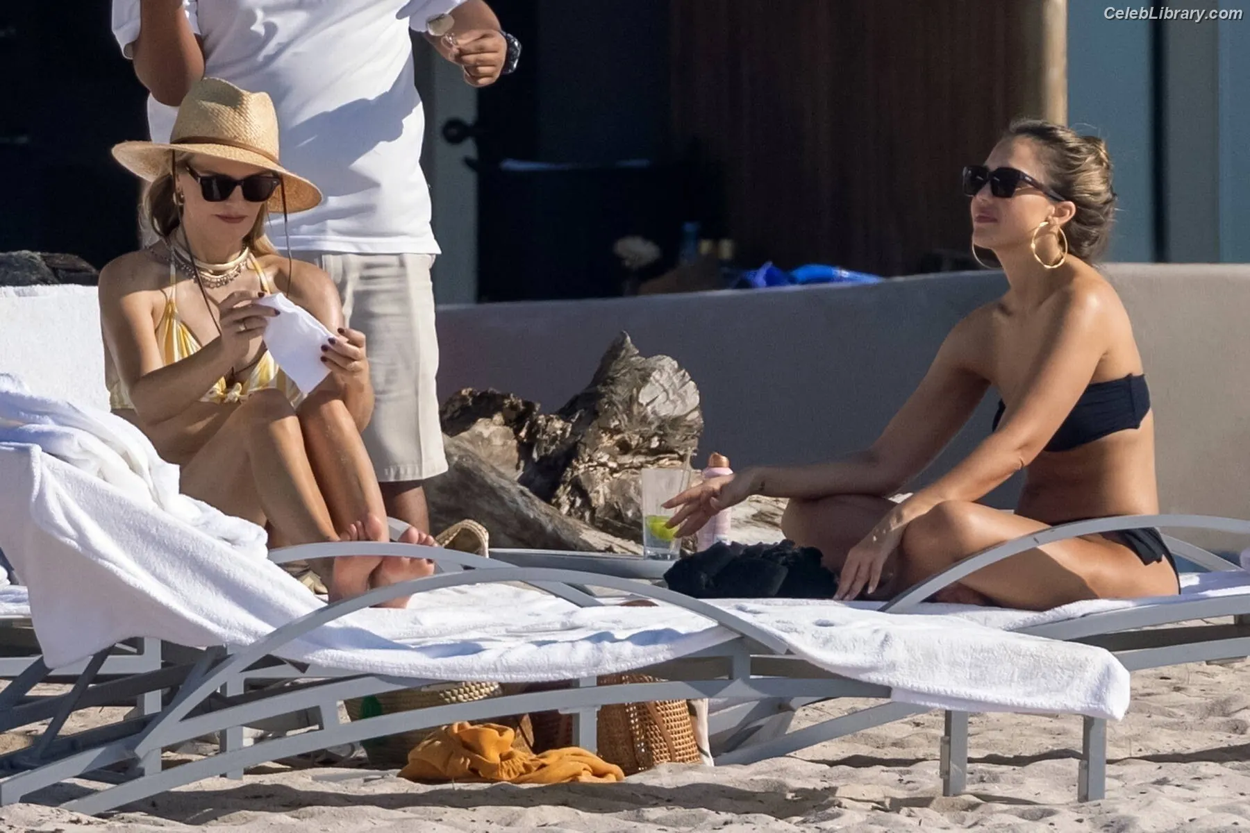 Jessica Alba photo 4 of 1747