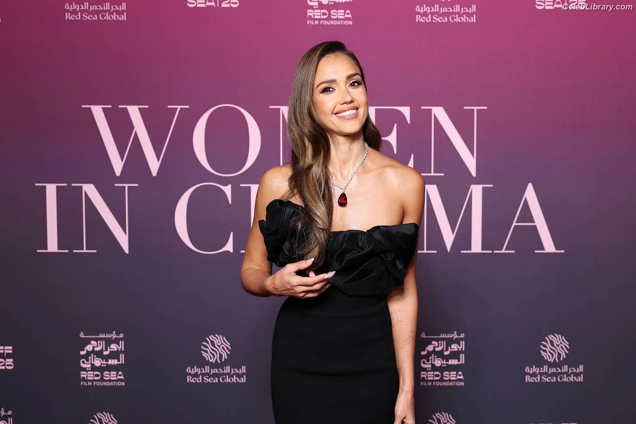 Jessica Alba photo 9 of 1747