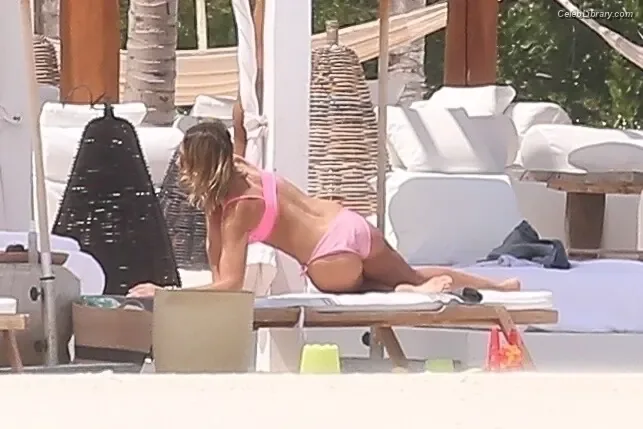 Jessica Alba photo 4 of 1748