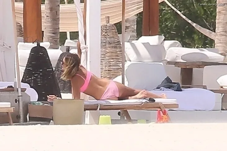 Jessica Alba photo 5 of 1748
