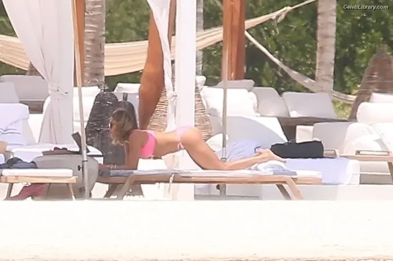 Jessica Alba photo 8 of 1748