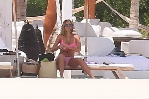 Jessica Alba photo 9 of 1748