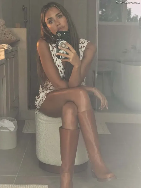 Jessica Alba photo 1 of 1748