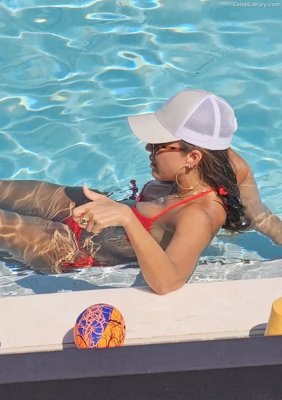 Jessica Alba photo 24 of 1748