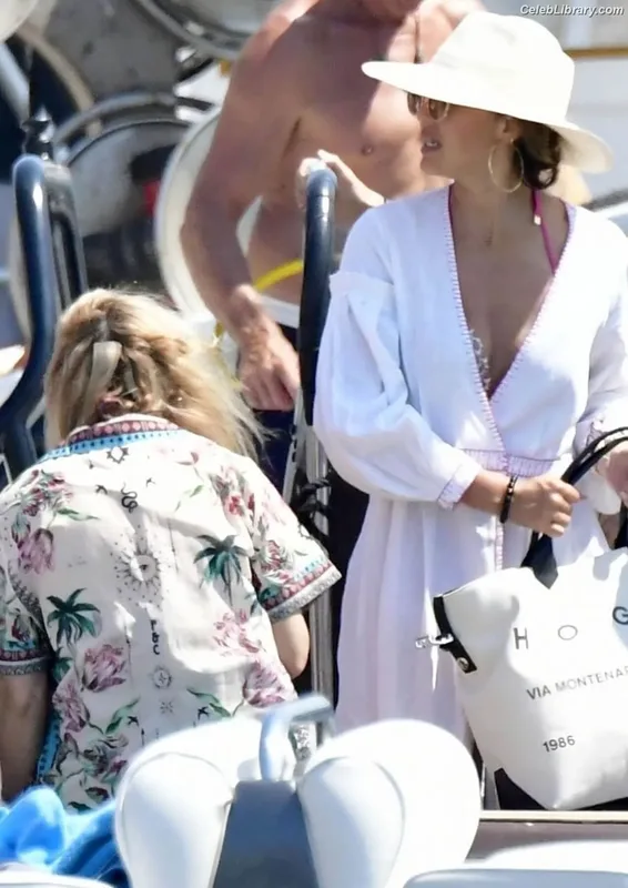 Jessica Alba photo 4 of 1748