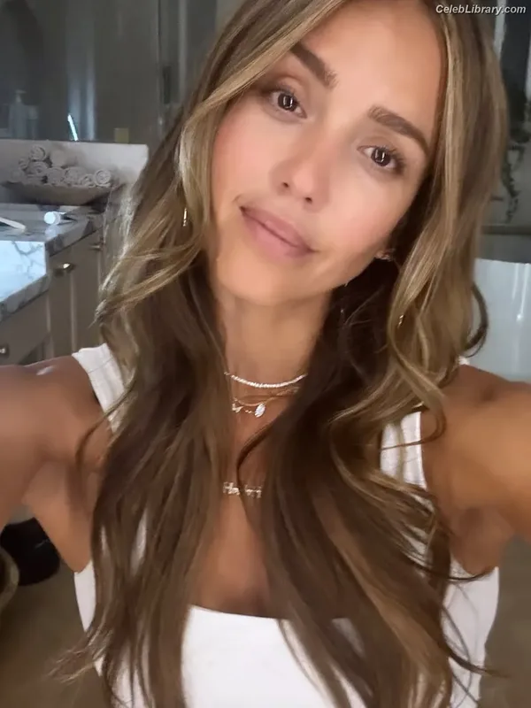 Jessica Alba photo 3 of 1748