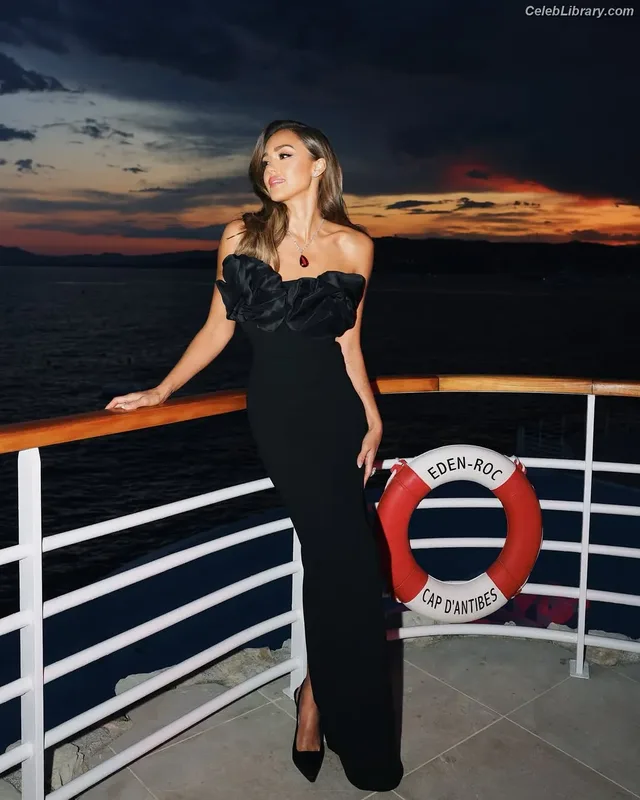 Jessica Alba photo 21 of 1748