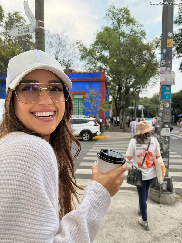 Jessica Alba photo 11 of 1748