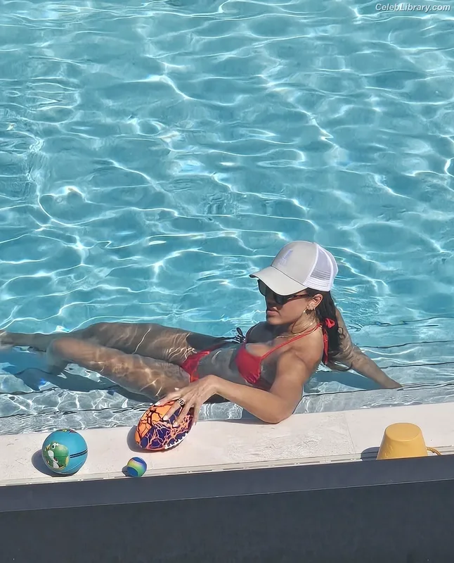 Jessica Alba photo 1 of 1748