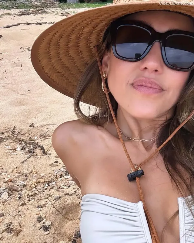 Jessica Alba photo 1 of 1748