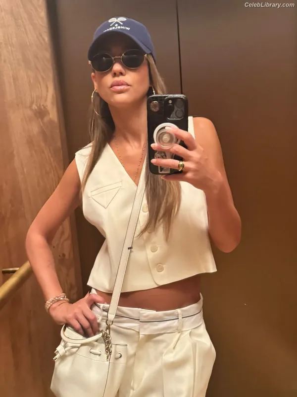 Jessica Alba photo 20 of 1748