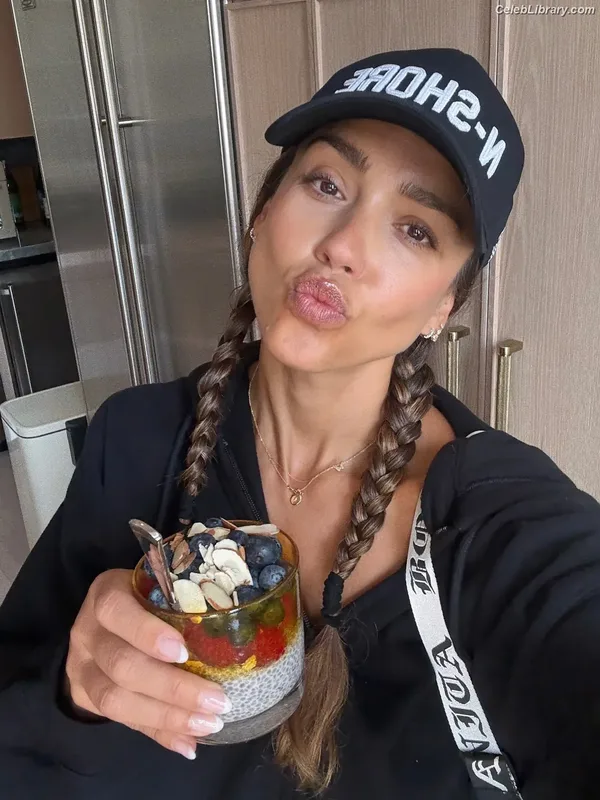 Jessica Alba photo 12 of 1748