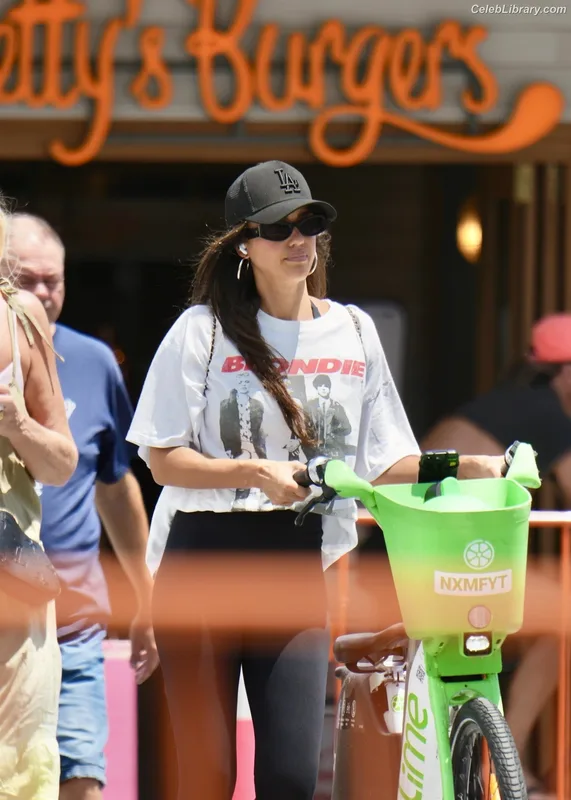 Jessica Alba photo 10 of 1748