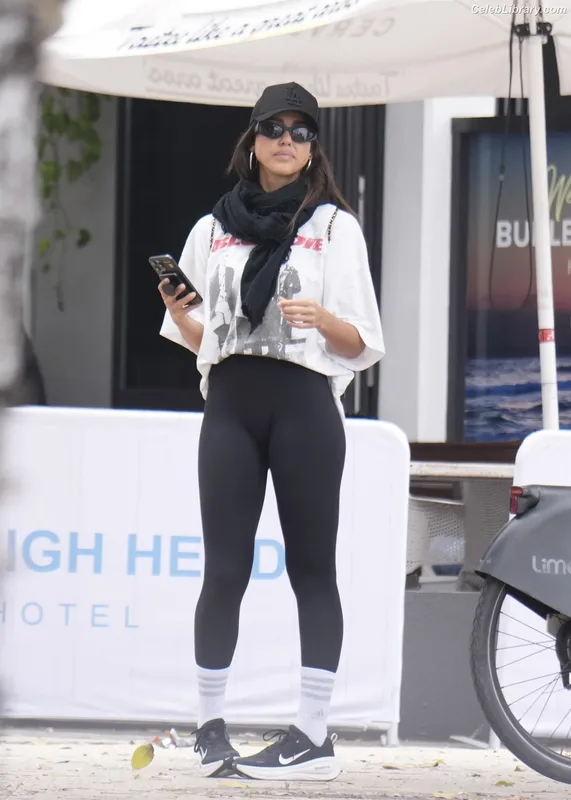 Jessica Alba photo 12 of 1748