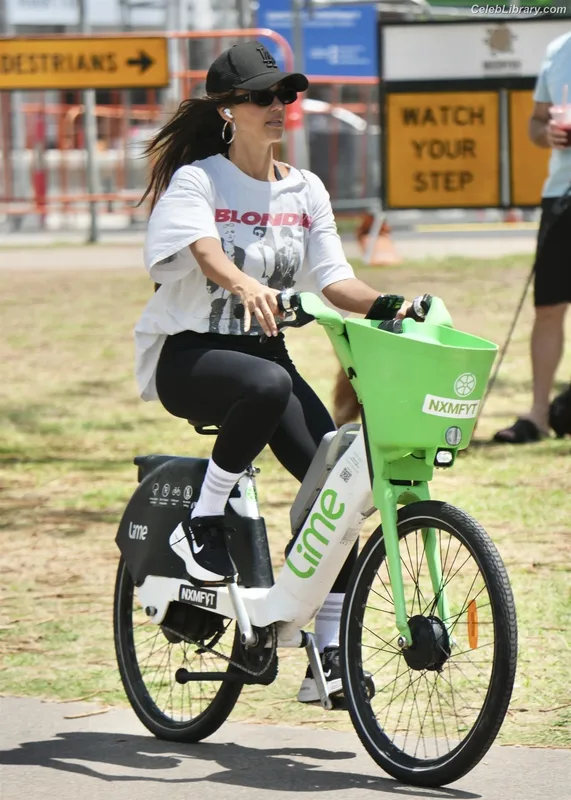 Jessica Alba photo 17 of 1748