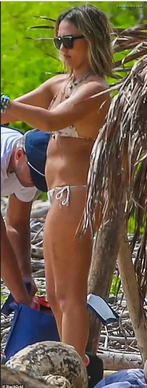 Jessica Alba photo 17 of 1748