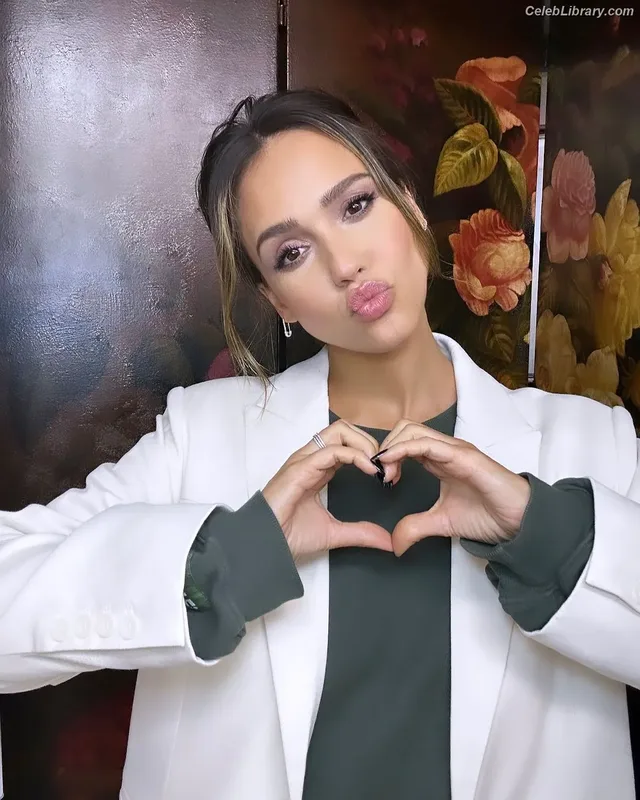 Jessica Alba photo 4 of 1748