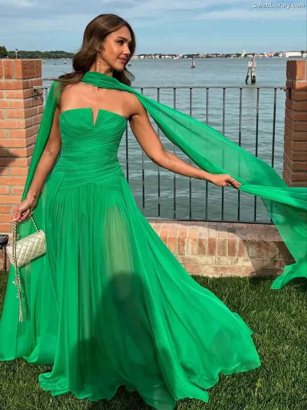 Jessica Alba photo 4 of 1748