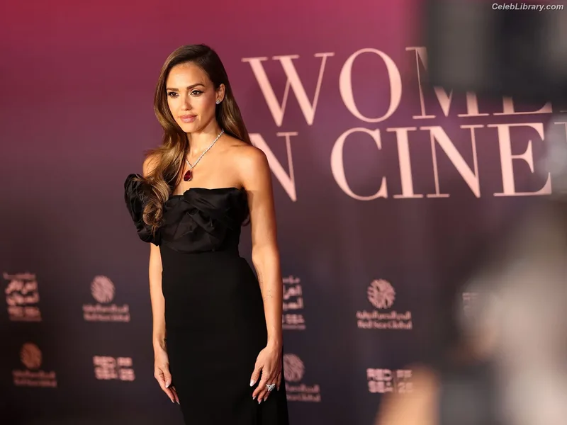 Jessica Alba photo 12 of 1748