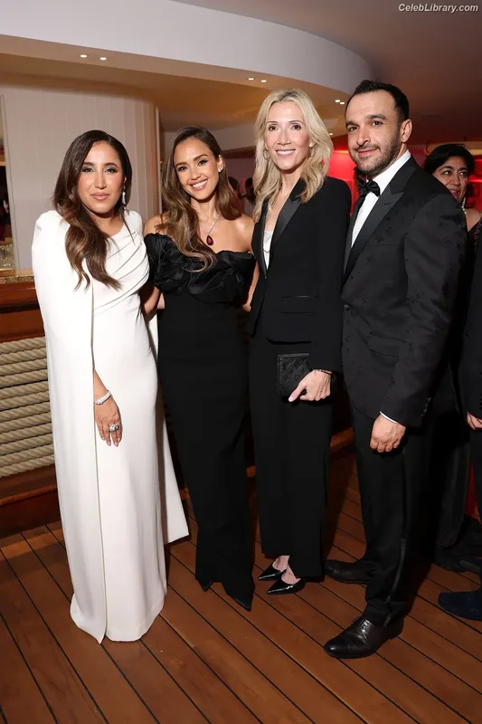 Jessica Alba photo 2 of 1748