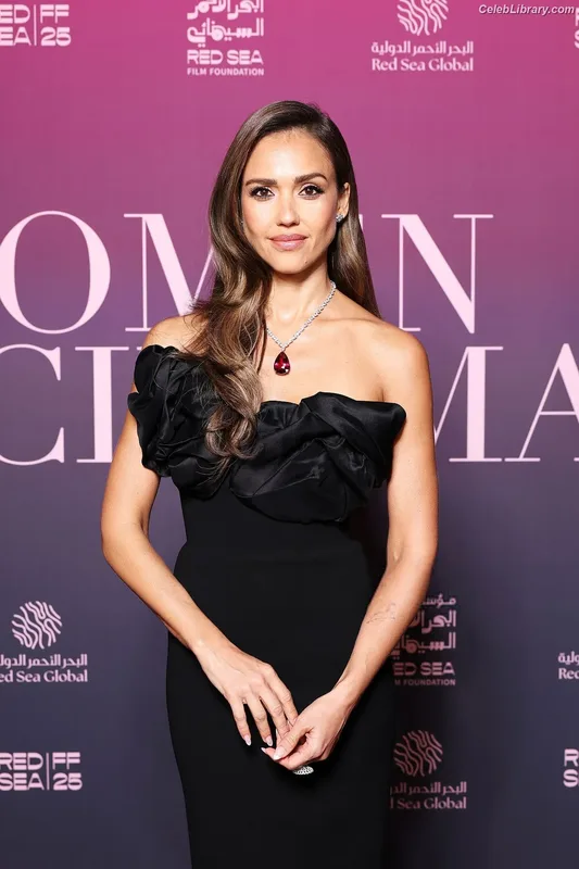 Jessica Alba photo 4 of 1748