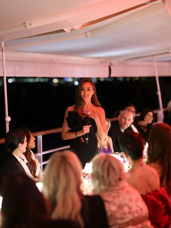 Jessica Alba photo 2 of 1748