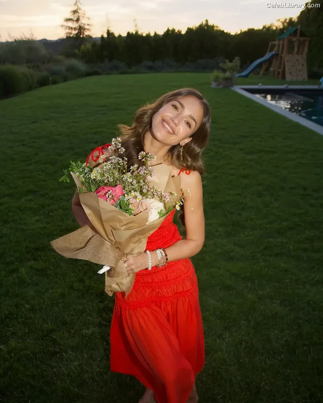 Jessica Alba photo 9 of 1748