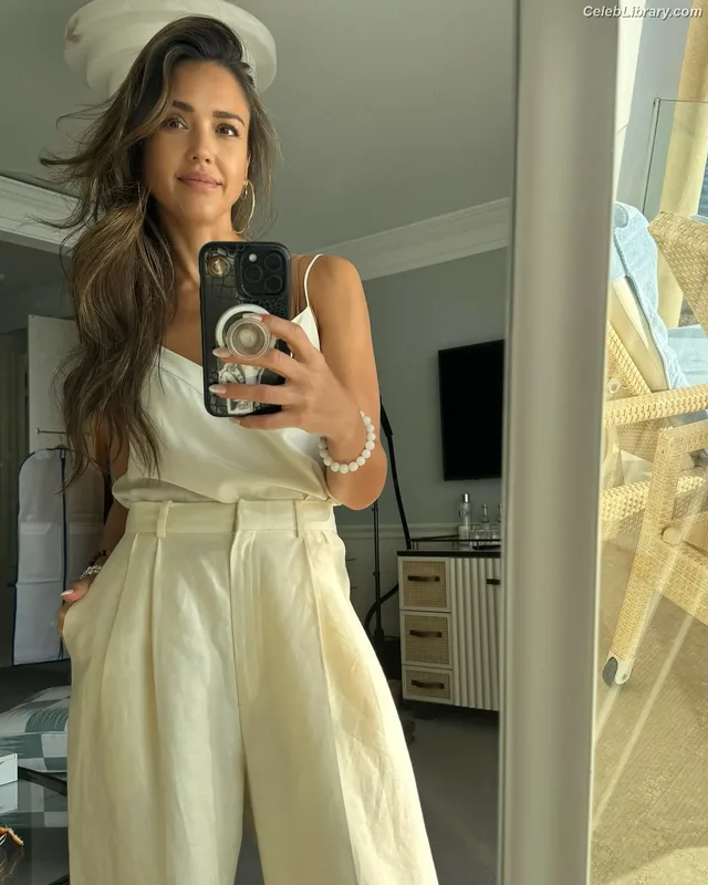 Jessica Alba photo 18 of 1748