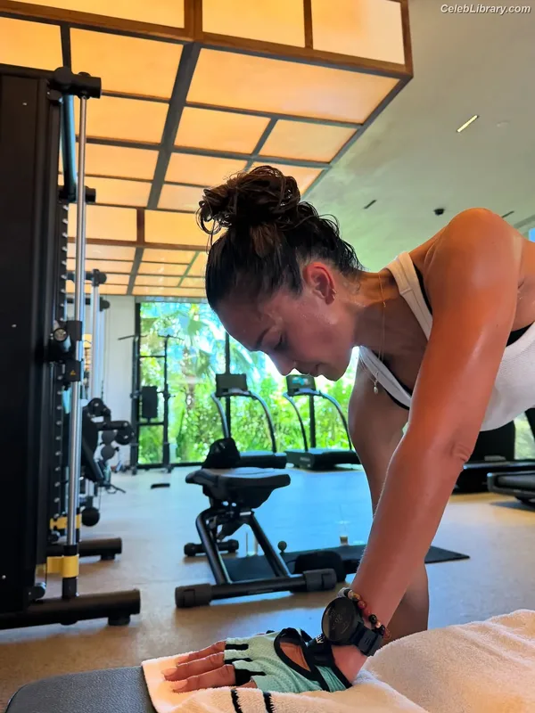 Jessica Alba photo 1 of 1748