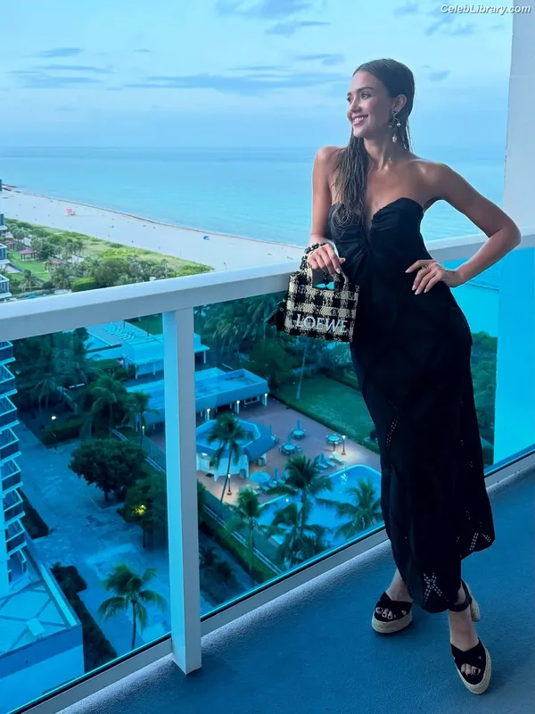 Jessica Alba photo 5 of 1748