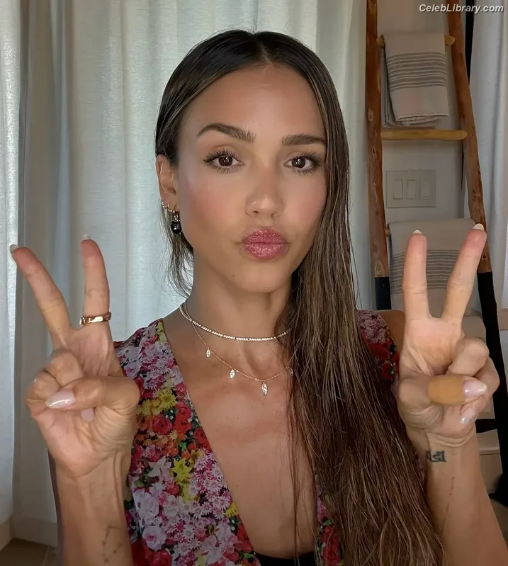 Jessica Alba photo 18 of 1748