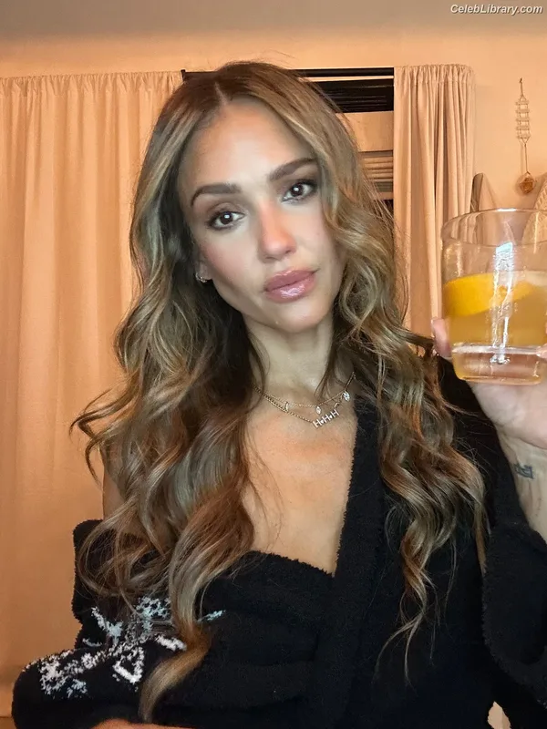 Jessica Alba photo 24 of 1748