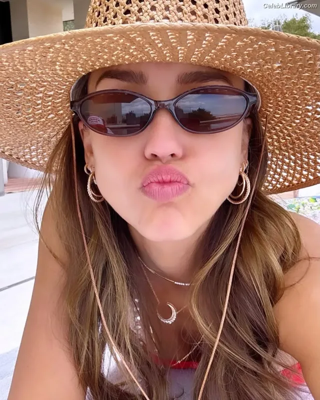 Jessica Alba photo 5 of 1748