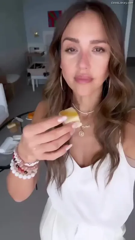 Jessica Alba photo 11 of 1748