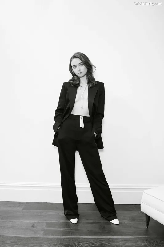 Jessica Barden photo 14 of 45