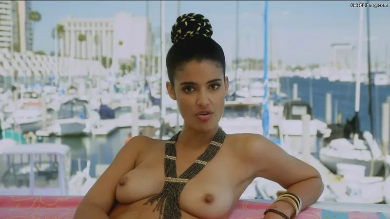 Jessica Clark photo 11 of 39