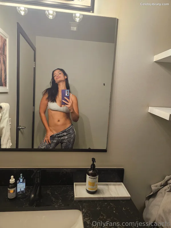 Jessica Clark photo 13 of 39